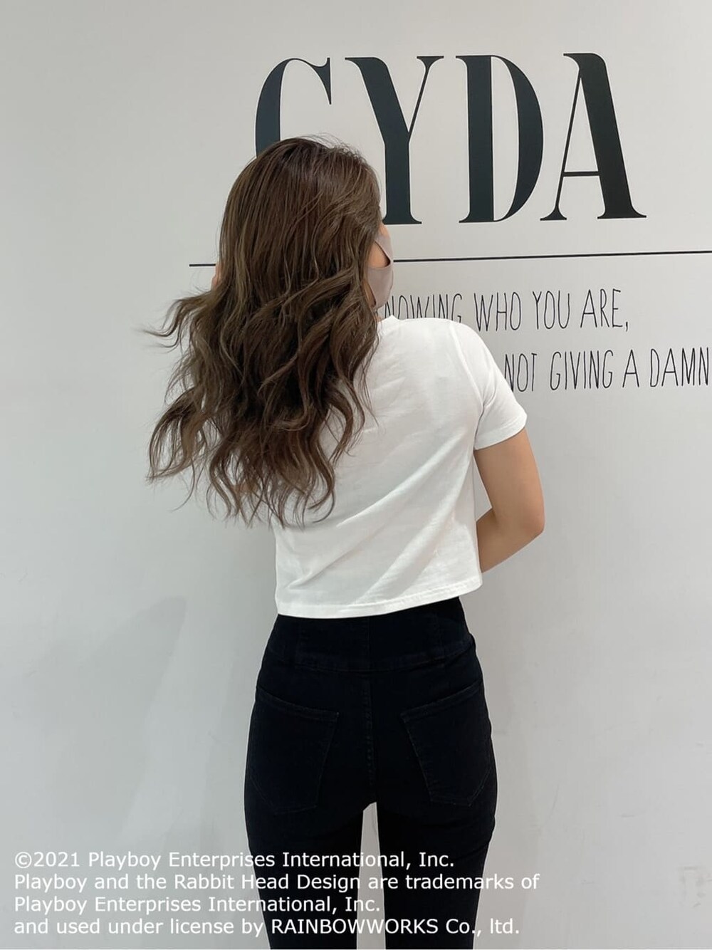 ベージュ系のサンダル、ブラック系のデニムパンツ、ホワイト系のTシャツ/カットソーを着用したレディースの夏コーディネートの5枚目の写真