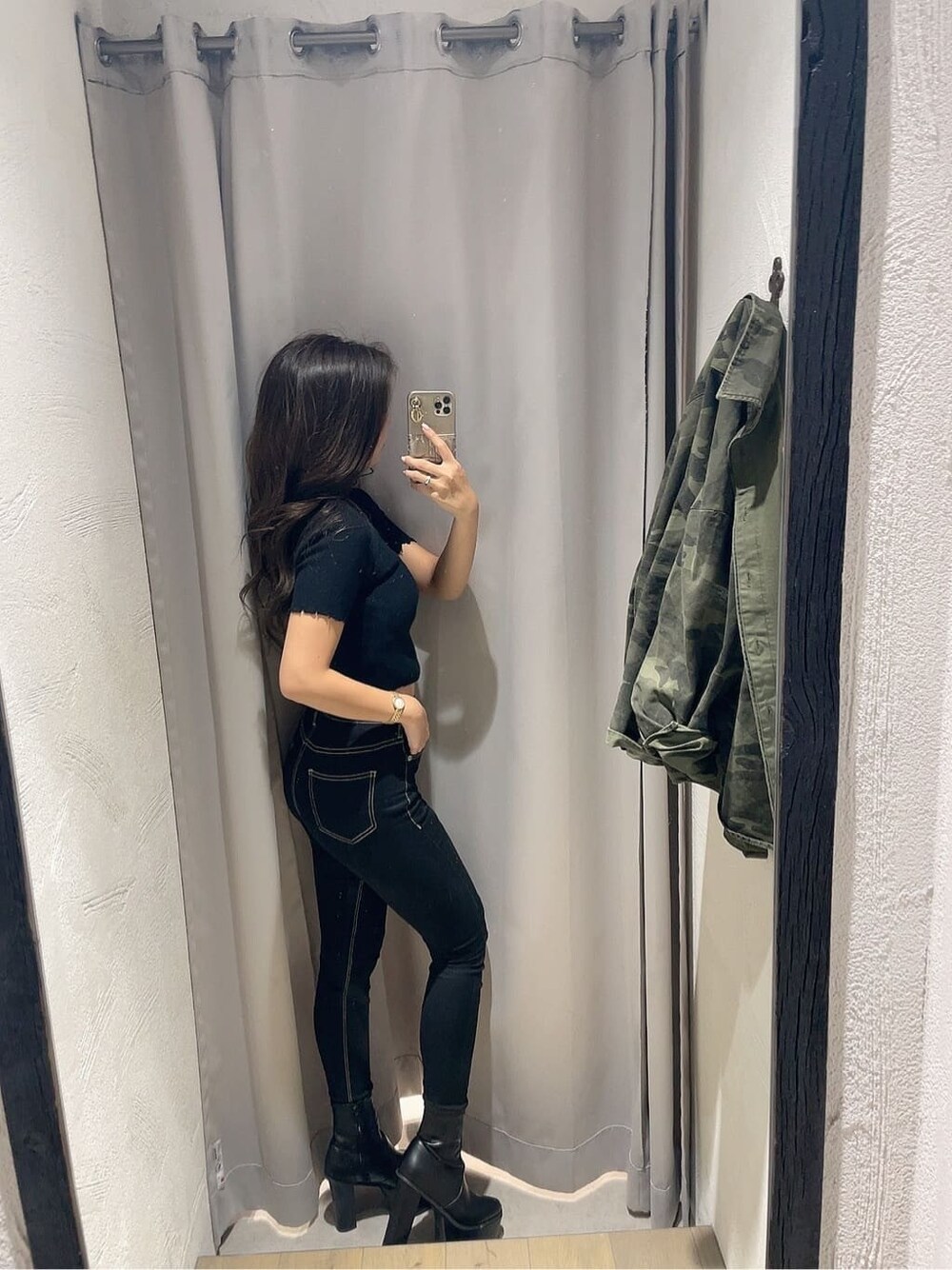 ブラック系のデニムパンツ、ブラック系のブーツ、ブラック系のニット/セーターを着用したレディースの夏コーディネートの3枚目の写真