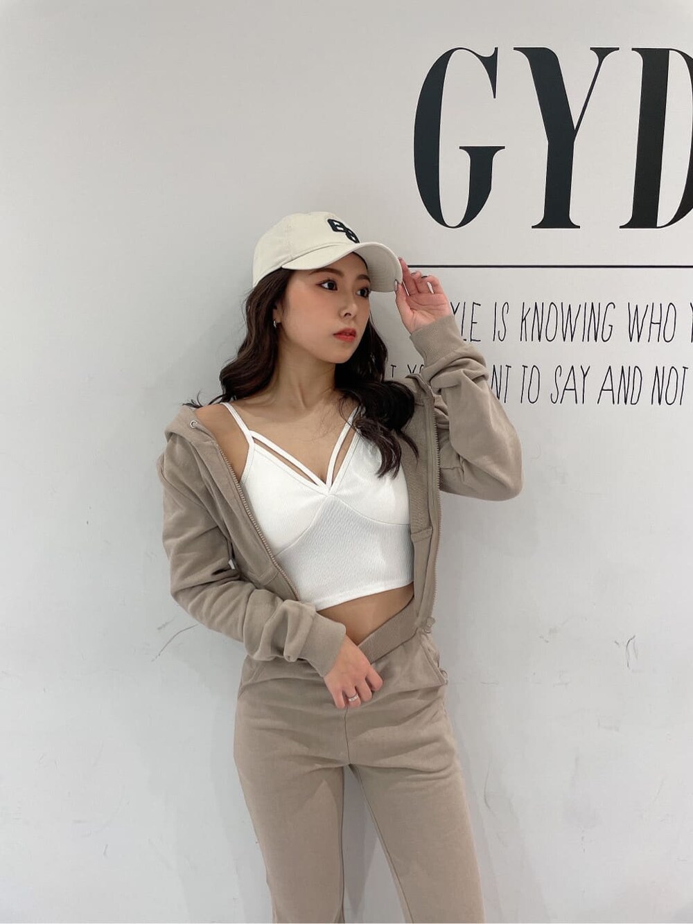 ホワイト系のパンプス、ベージュ系のその他パンツ、ベージュ系のパーカーを着用したレディースの冬コーディネートの7枚目の写真