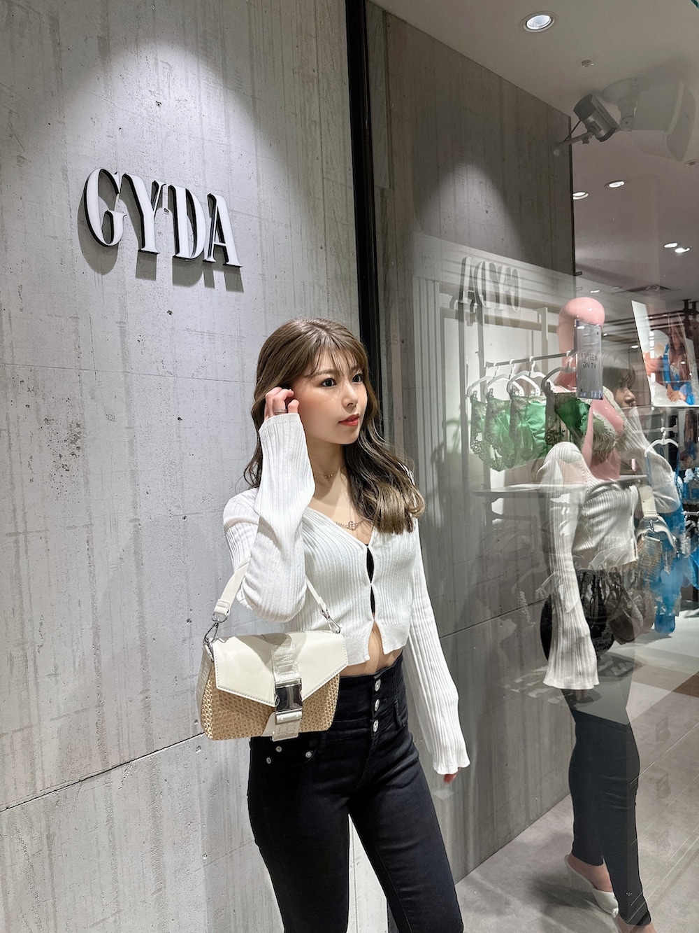 ホワイト系のカーディガン/ボレロ、ブラック系のデニムパンツ、ホワイト系のパンプスを着用したレディースの夏コーディネートの4枚目の写真