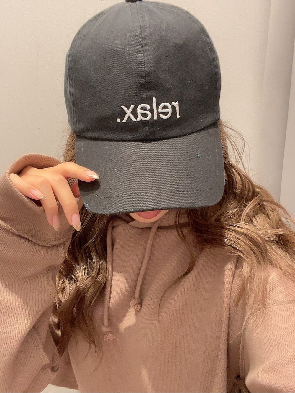 ベージュ系のその他パンツ、ベージュ系のパーカー、ブラック系のキャップを着用したレディースの夏コーディネートの6枚目の写真