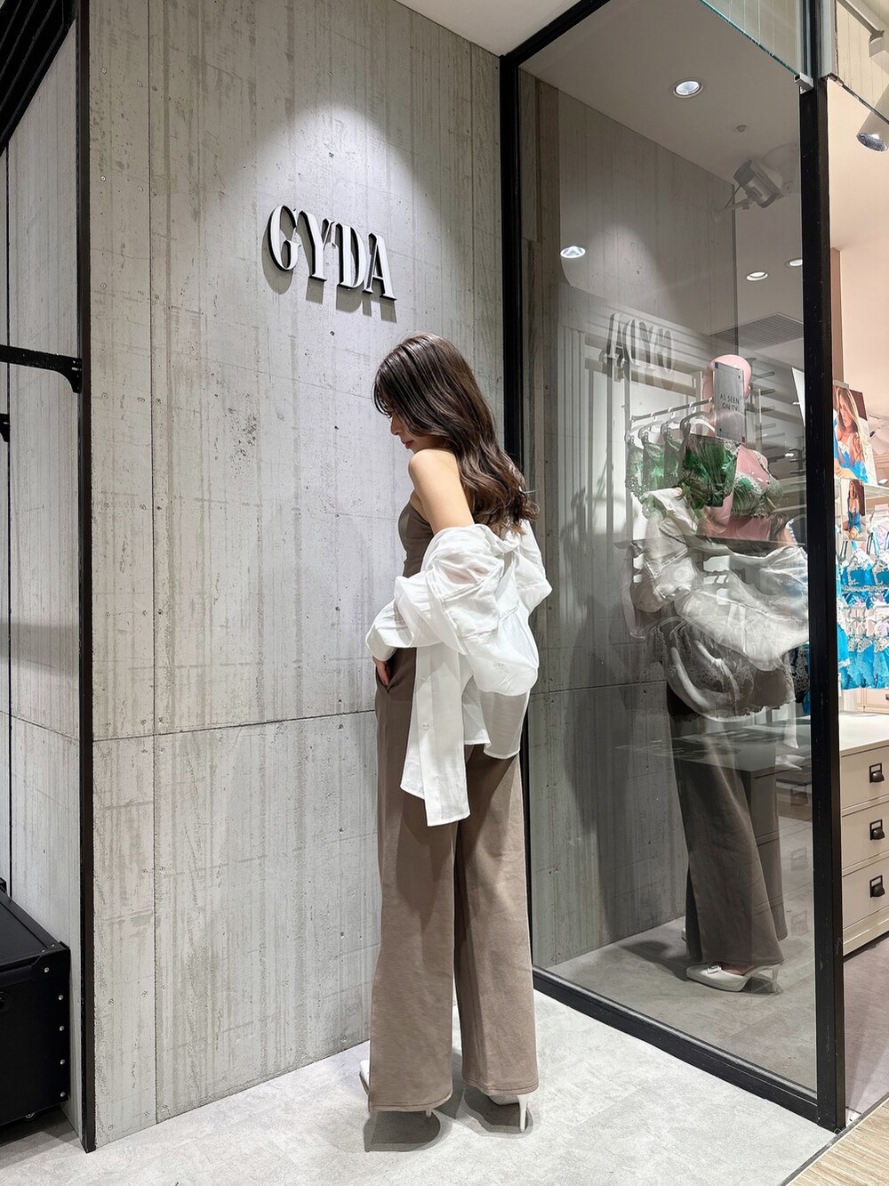 ベージュ系のつなぎ/オールインワン、ホワイト系のシャツ/ブラウス、ホワイト系のパンプスを着用したレディースの春コーディネートの3枚目の写真