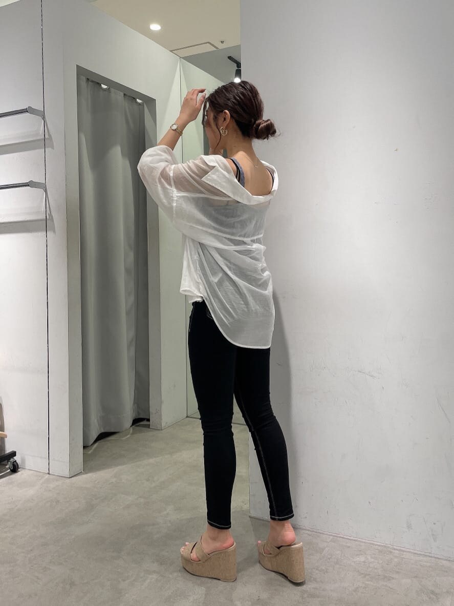 ブラック系のキャミソール、ブラック系のデニムパンツ、ホワイト系のシャツ/ブラウスを着用したレディースの春コーディネートの3枚目の写真