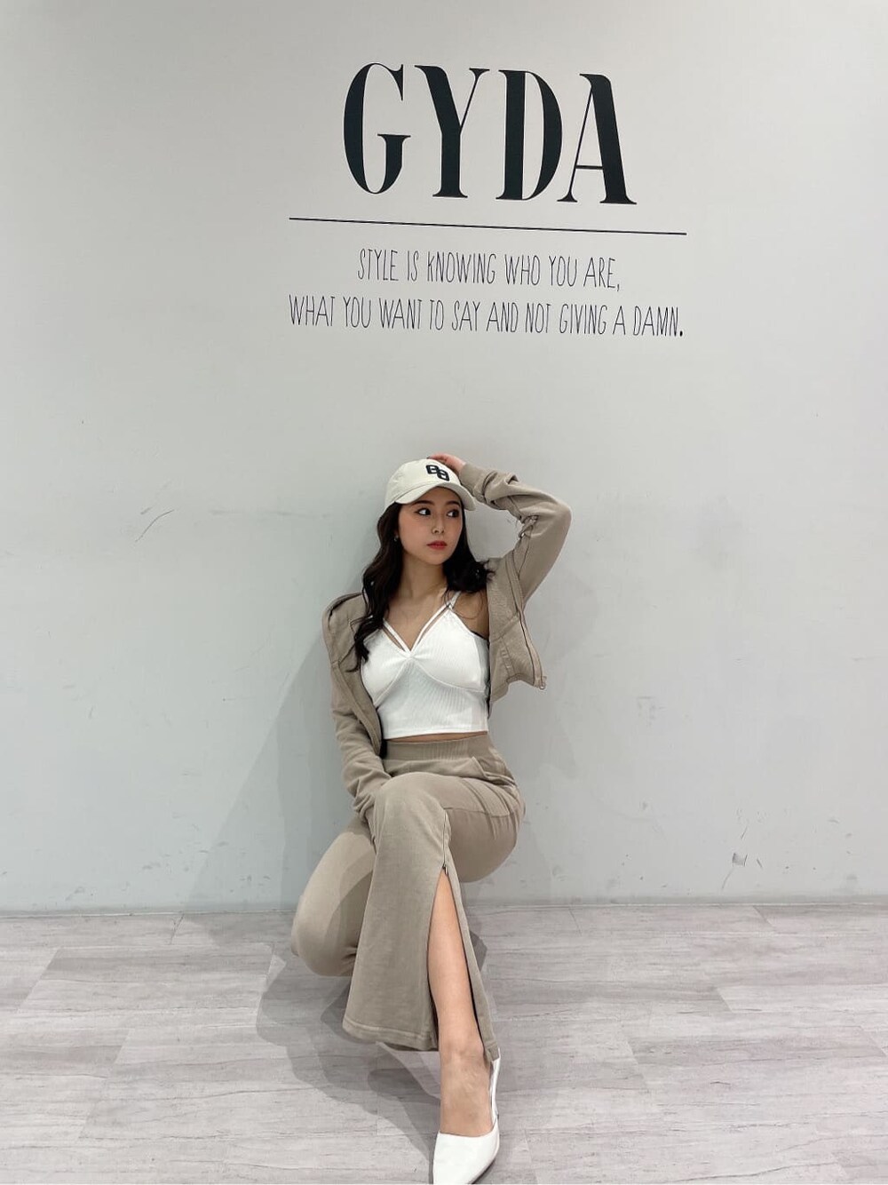 ホワイト系のパンプス、ベージュ系のその他パンツ、ベージュ系のパーカーを着用したレディースの冬コーディネートの3枚目の写真