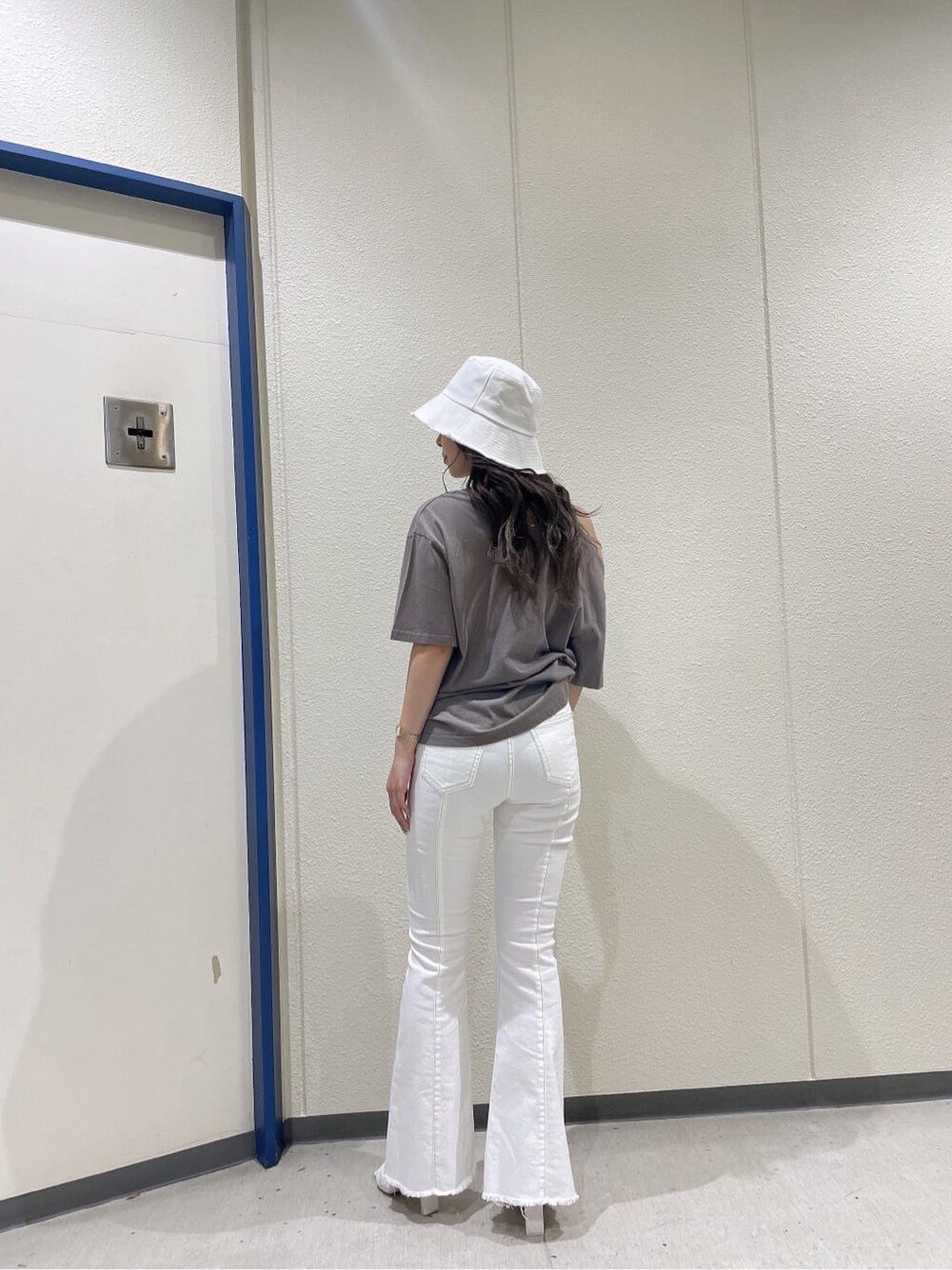 ホワイト系のサンダル、ベージュ系のTシャツ/カットソー、ホワイト系のデニムパンツを着用したレディースの夏コーディネートの3枚目の写真