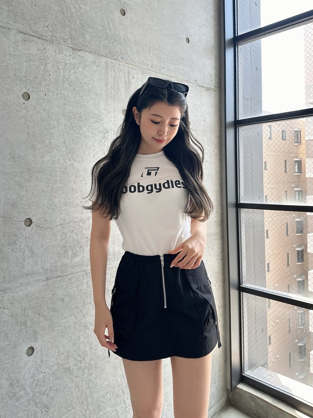 ホワイト系のTシャツ/カットソー、ブラック系のカーゴパンツ、ブラック系のサンダルを着用したレディースの夏コーディネートの4枚目の写真