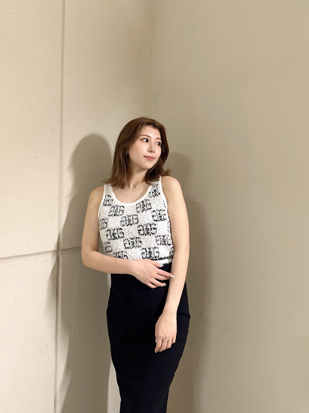 ホワイト系のニット/セーターを着用したレディースの夏コーディネートの3枚目の写真