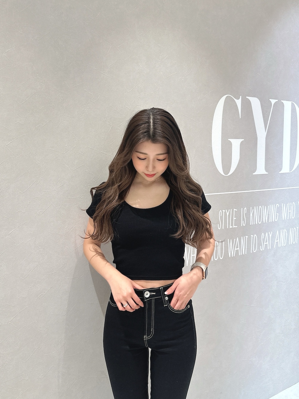 ブラック系のTシャツ/カットソー、ブラック系のデニムパンツ、ブラック系のパンプスを着用したレディースの春コーディネートの4枚目の写真