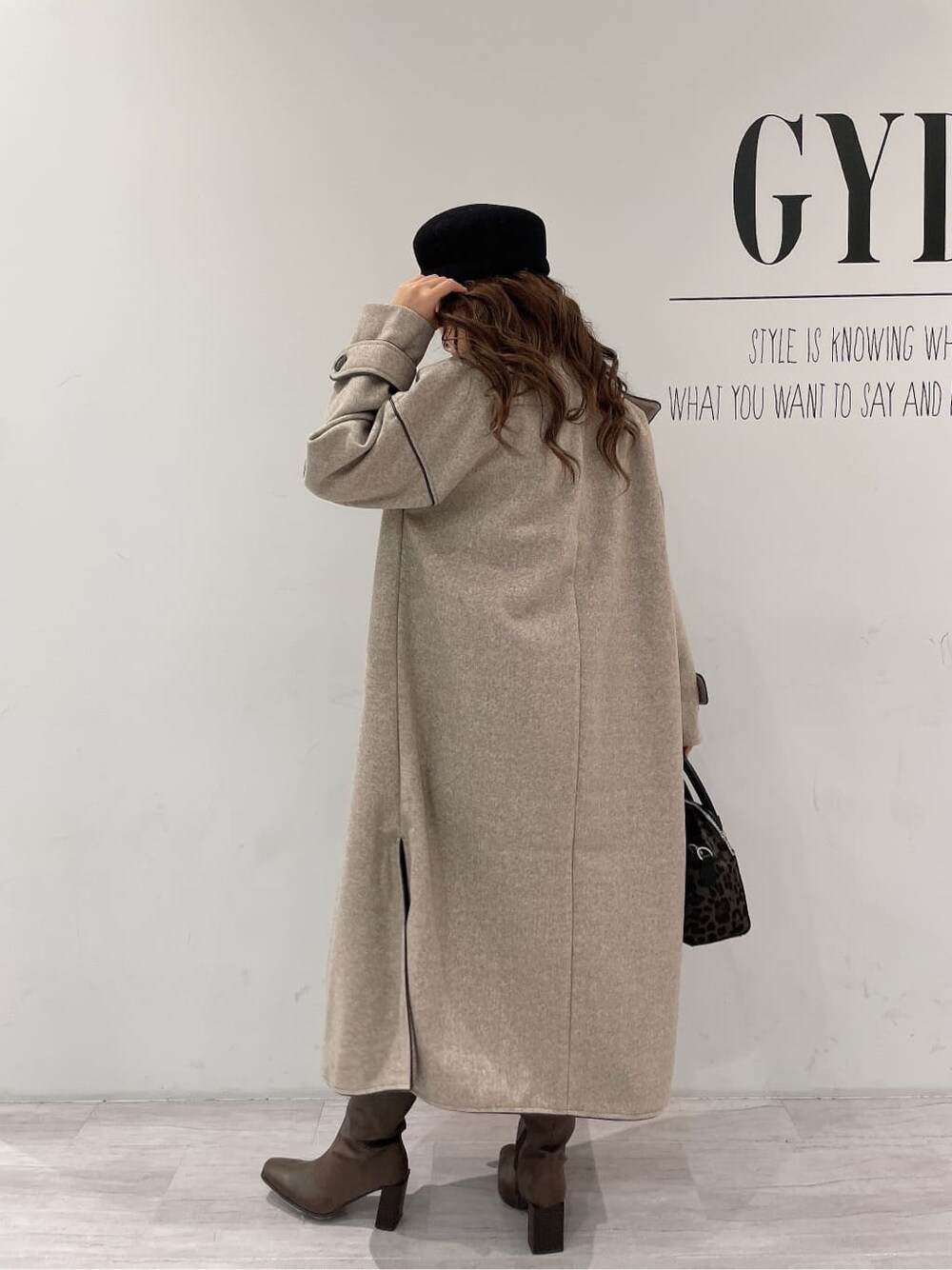 ブラウン系のブーツ、ブルー系のデニムパンツ、ホワイト系のTシャツ/カットソーを着用したレディースの秋コーディネートの6枚目の写真