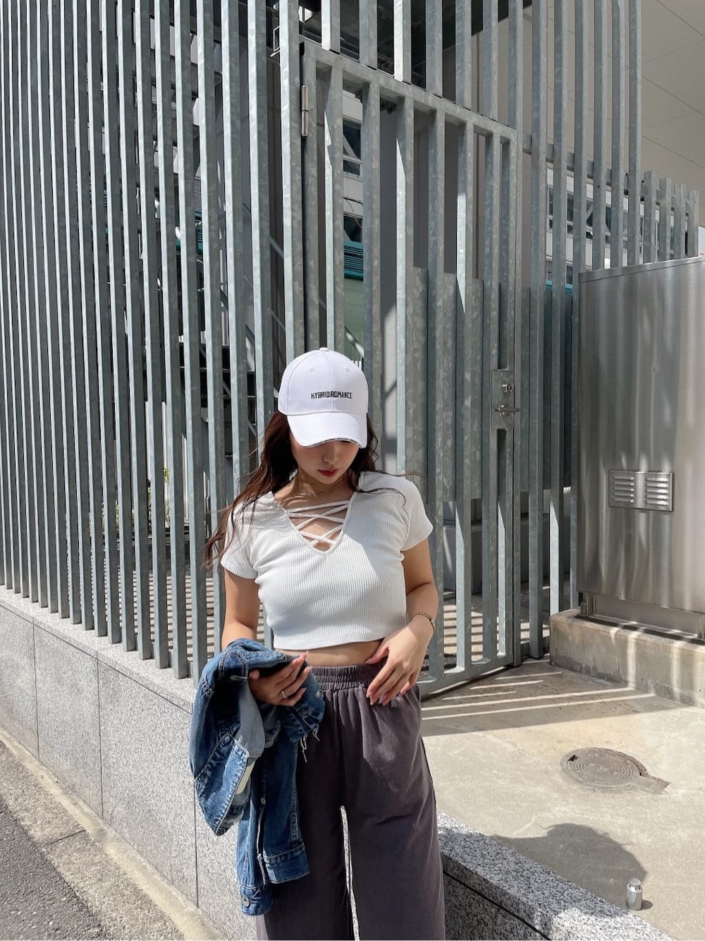 ブルー系のデニムジャケット、グレー系のその他パンツ、ホワイト系のTシャツ/カットソーを着用したレディースの春コーディネートの5枚目の写真