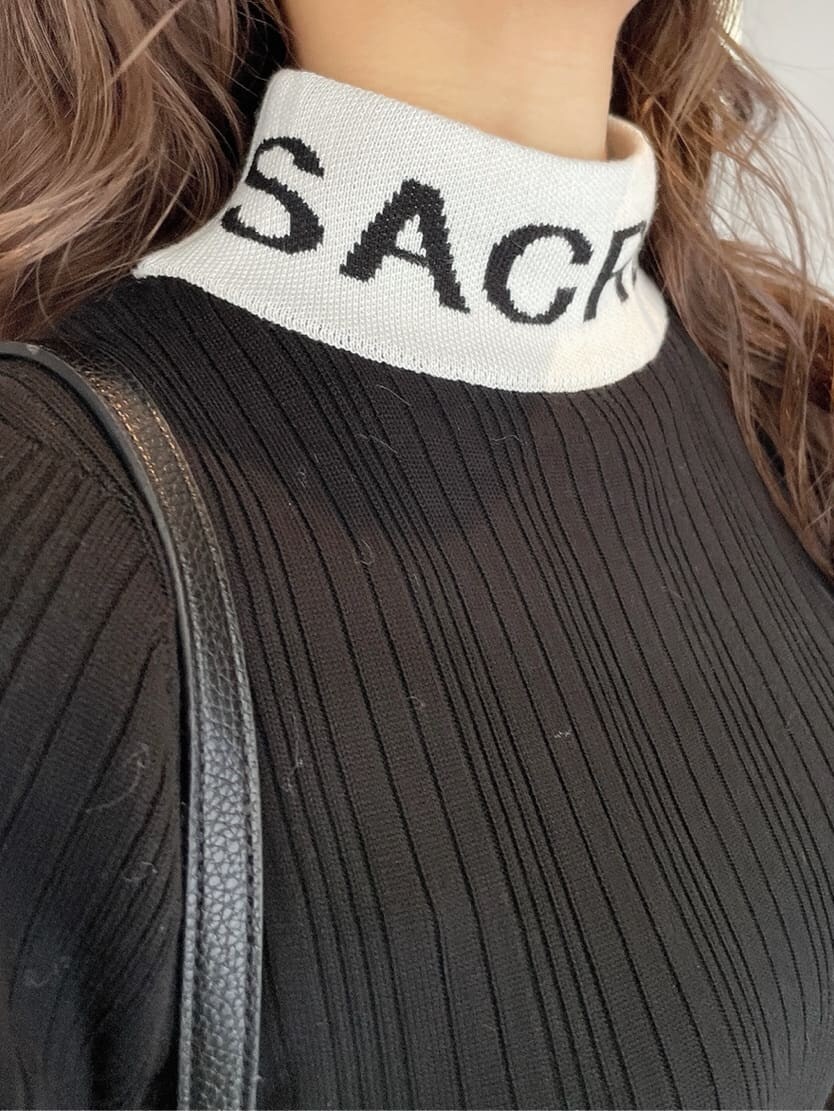 ブラック系のブーツ、ブラック系のバックパック/リュック、ブラック系のワンピースを着用したレディースの秋コーディネートの9枚目の写真