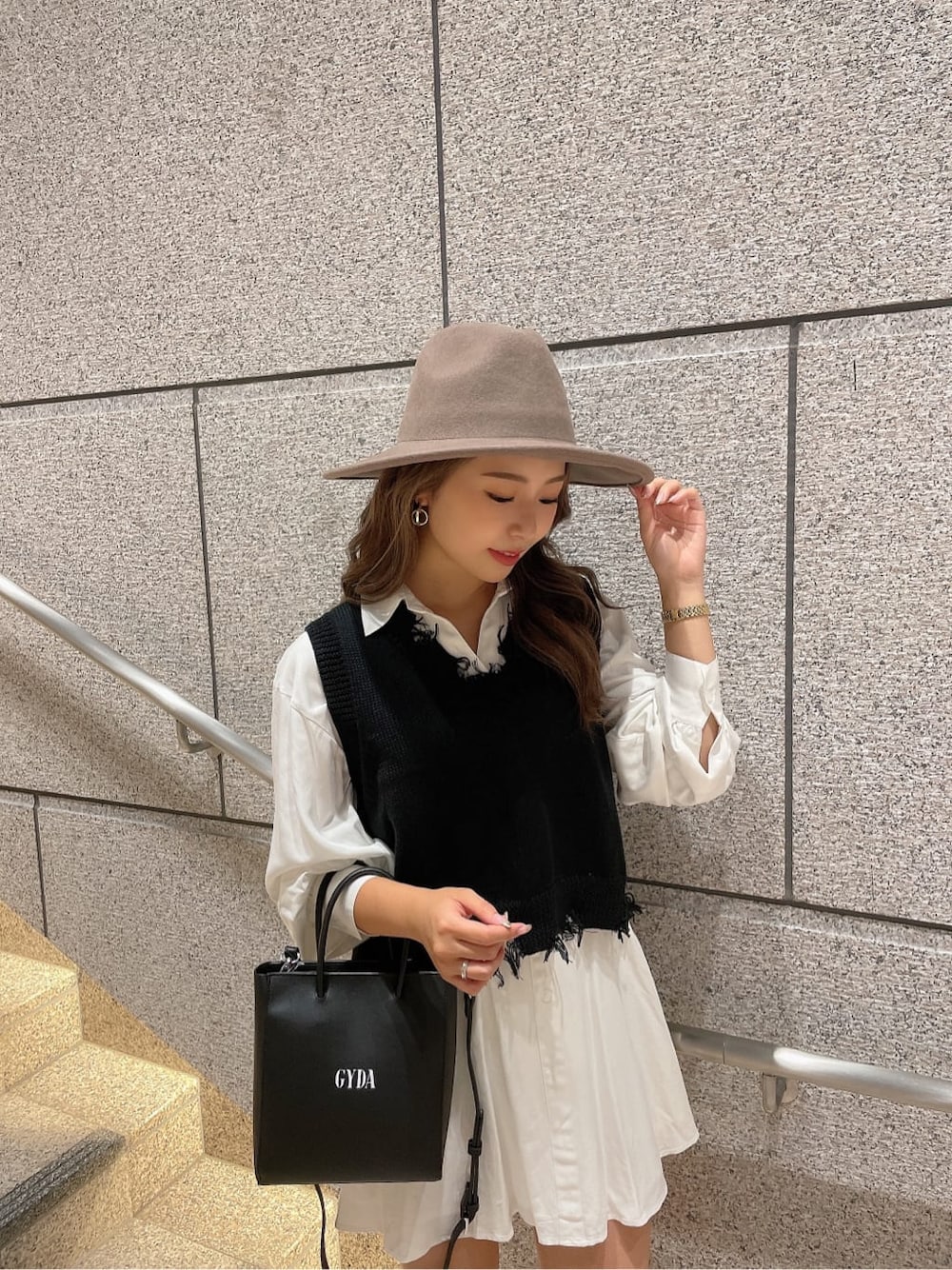 「GYDA、gydastaff、code、apparelstaff、fashion、デニム、ジェイダ、knit、ワンピース、ハット、シャツ、#gyda、158cmコーデ、選抜１」｜「GYDAのバックオープンシャツワンピース（ワンピース、ホワイト系）」を使った、aikaさん（レディース・158cm）の夏コーディネートの6枚目の写真