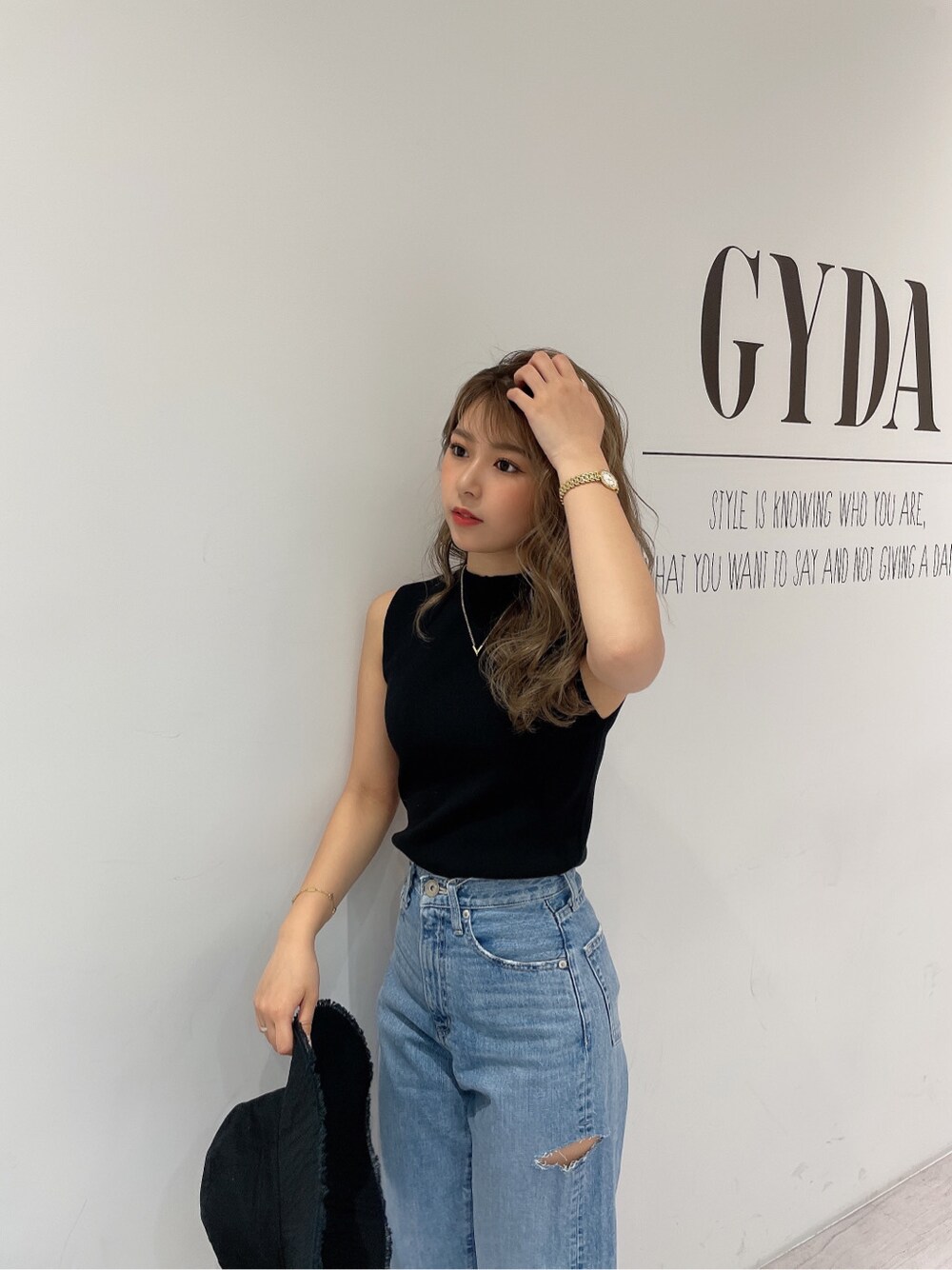 ブラック系のニット/セーターを着用したレディースの春コーディネートの2枚目の写真