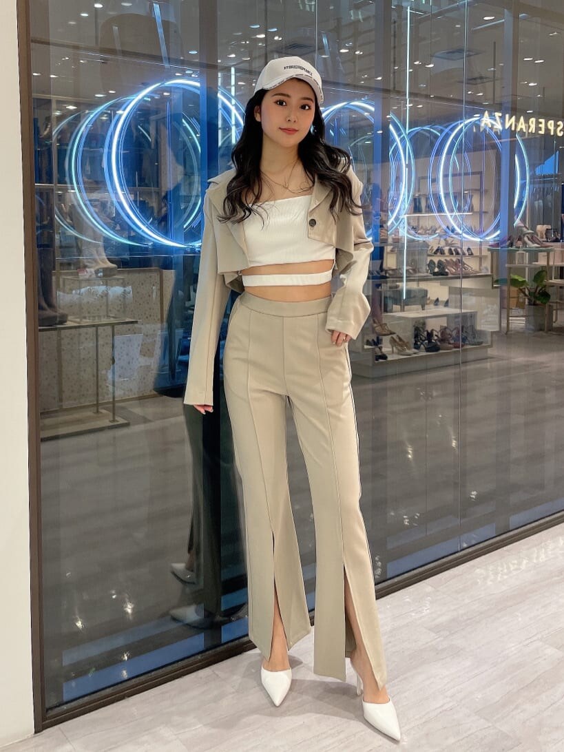 ホワイト系のパンプス、ベージュ系のテーラードジャケット、ベージュ系のその他パンツを着用したレディースの春コーディネートの2枚目の写真