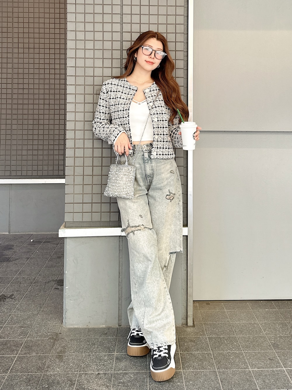 ブルー系のデニムパンツ、ホワイト系のキャミソールを着用したレディースの夏コーディネートの2枚目の写真