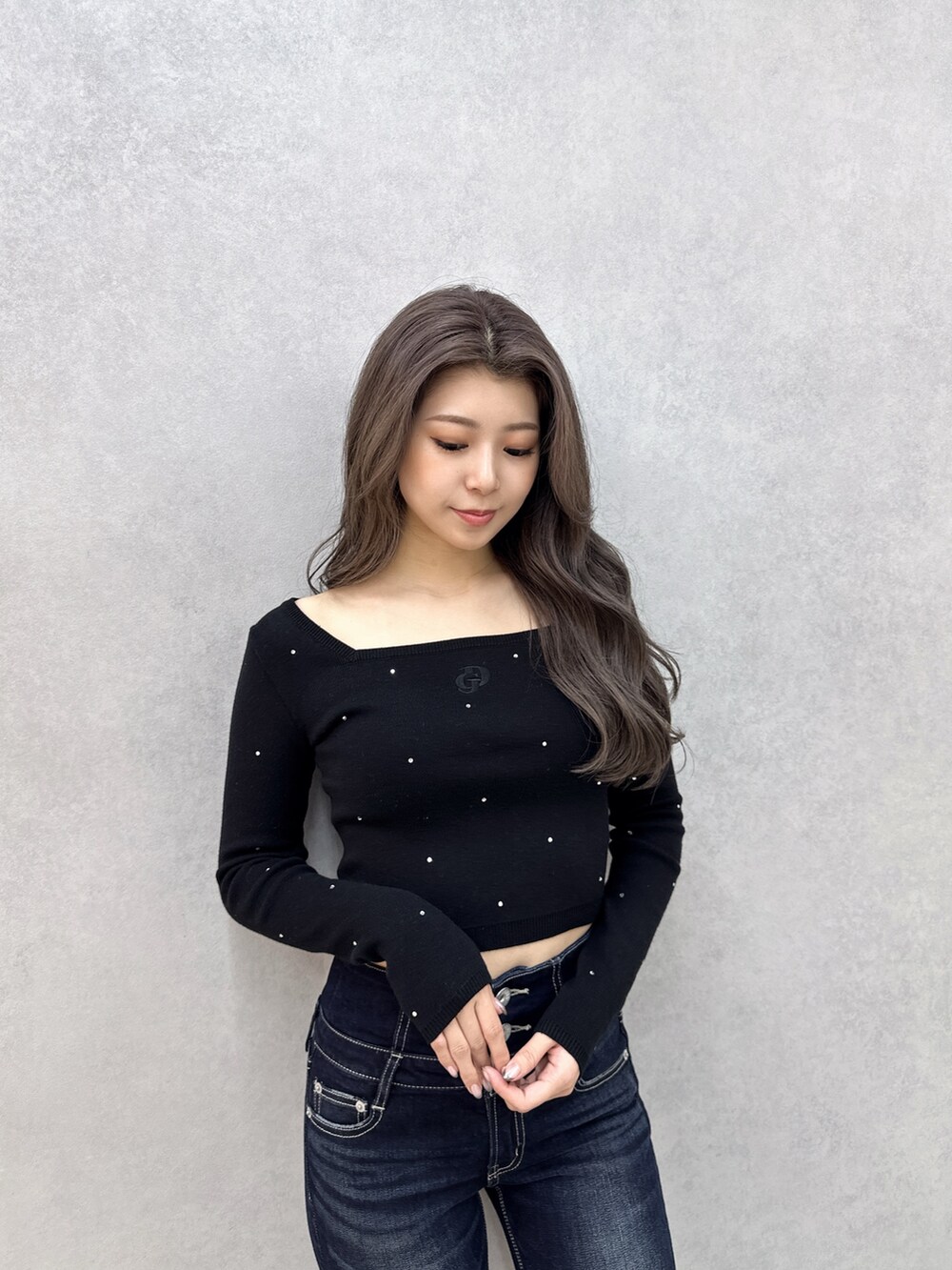 ブルー系のデニムパンツ、ブラック系のブーツ、ブラック系のニット/セーターを着用したレディースの冬コーディネートの7枚目の写真