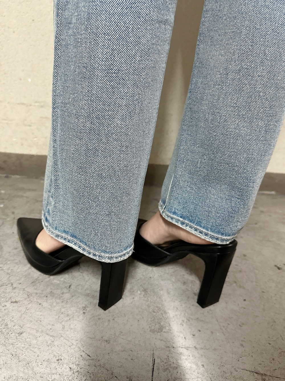 ブラック系のスウェット、ブルー系のデニムパンツ、ブラック系のバックパック/リュックを着用したレディースの冬コーディネートの10枚目の写真