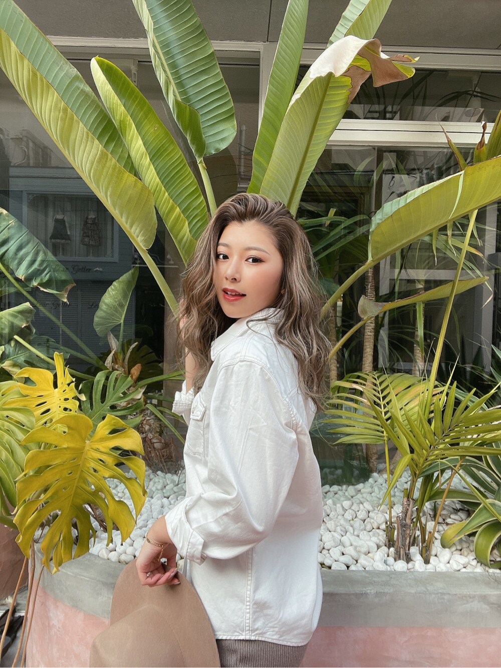 ベージュ系のその他パンツ、ホワイト系のシャツ/ブラウスを着用したレディースの冬コーディネートの2枚目の写真