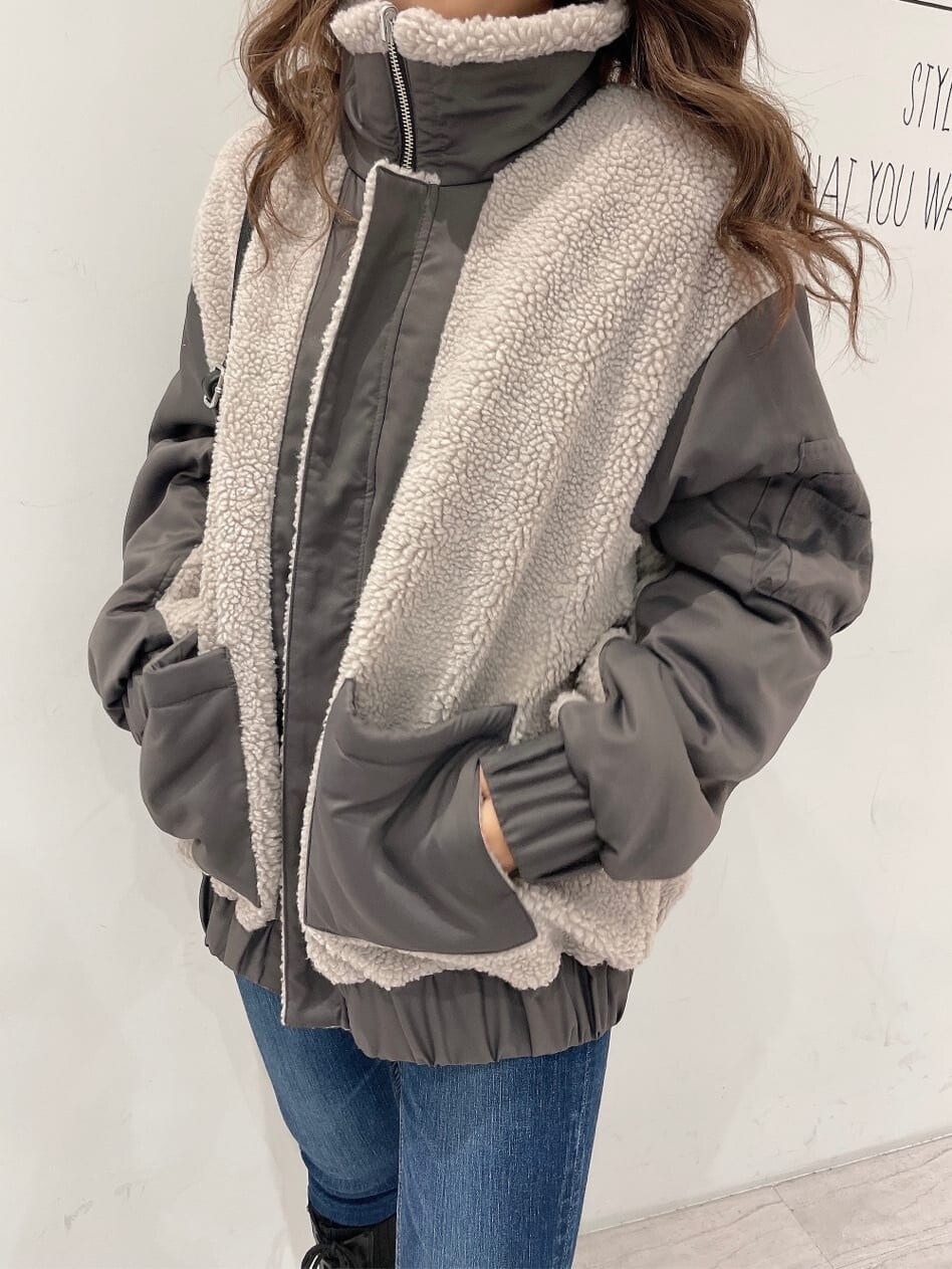 ブラック系のバックパック/リュック、ブラック系のブーツ、ブルー系のデニムパンツを着用したレディースの秋コーディネートの5枚目の写真