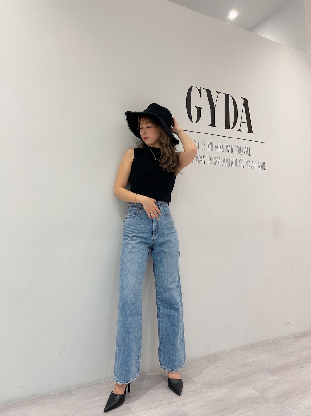 ブラック系のパンプス、ブラック系のニット/セーター、ブラック系のその他雑貨を着用したレディースの春コーディネートの2枚目の写真