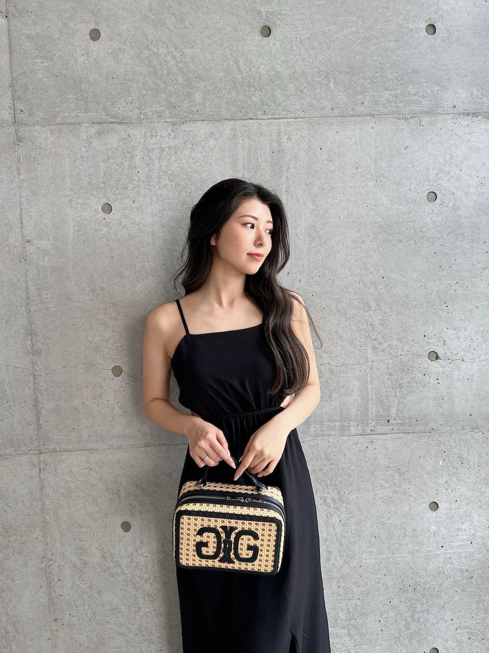 ホワイト系のサンダル、ブラック系のワンピース、ベージュ系のショルダーバッグを着用したレディースの夏コーディネートの7枚目の写真