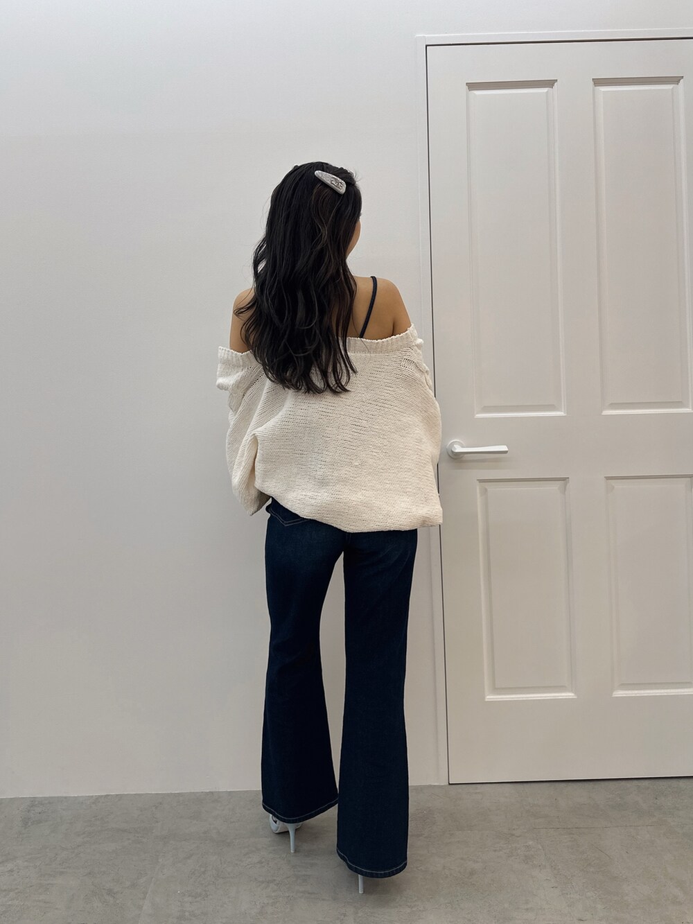 ブルー系のパンプス、ブルー系のつなぎ/オールインワン、ホワイト系のカーディガン/ボレロを着用したレディースの冬コーディネートの2枚目の写真