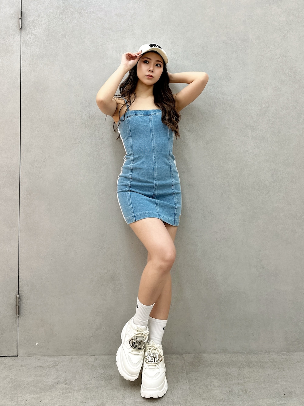 ホワイト系のスニーカー、ブルー系のワンピース、ホワイト系のソックス/靴下を着用したレディースの春コーディネートの2枚目の写真