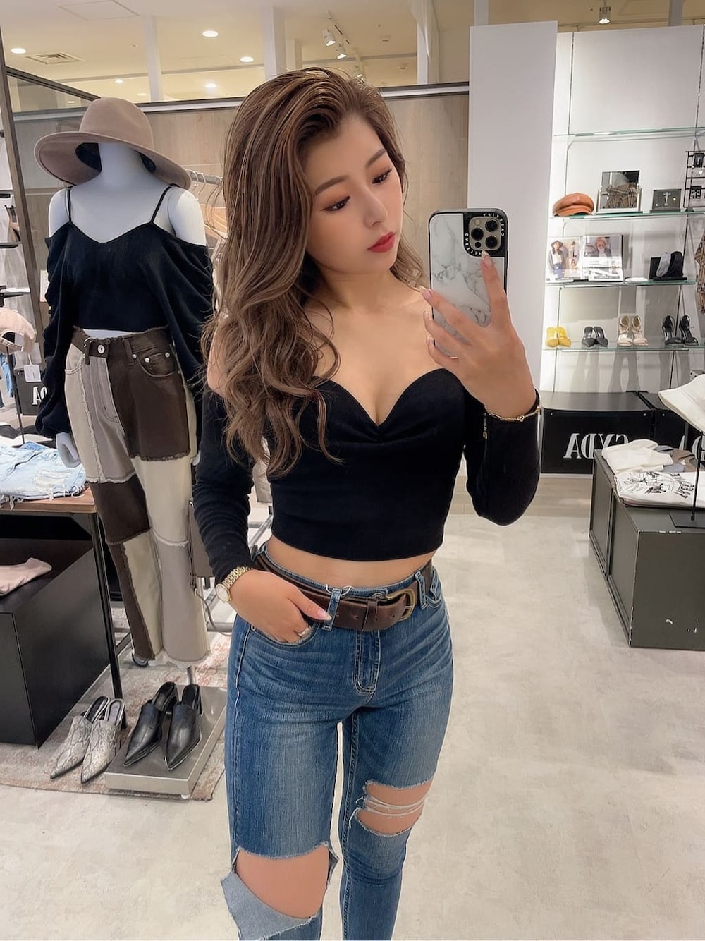 ブラック系のブーツ、ブルー系のデニムパンツ、ブラック系のTシャツ/カットソーを着用したレディースの夏コーディネートの5枚目の写真
