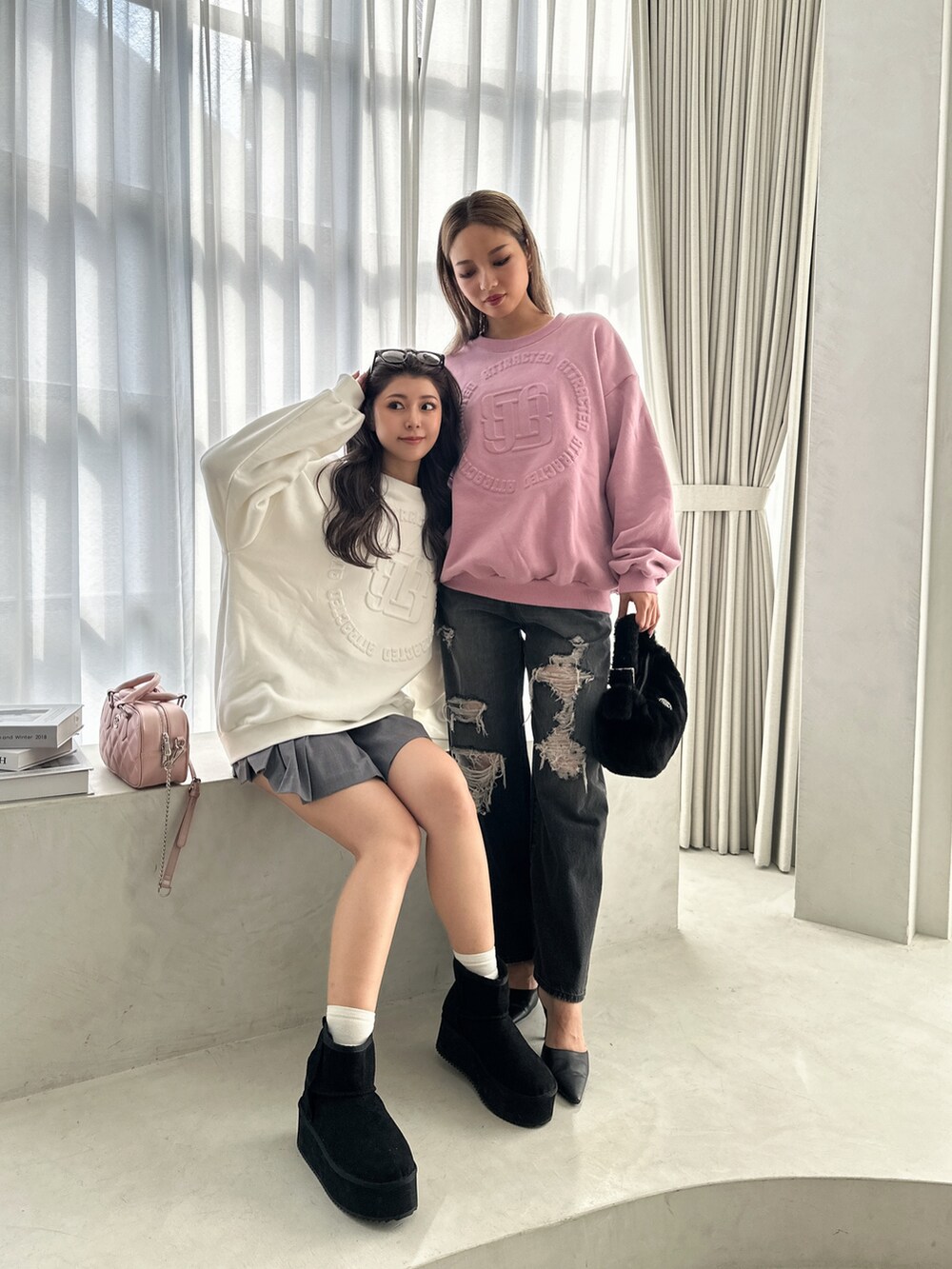 グレー系のスカート、ブラック系のブーツ、ホワイト系のスウェットを着用したレディースの冬コーディネートの2枚目の写真