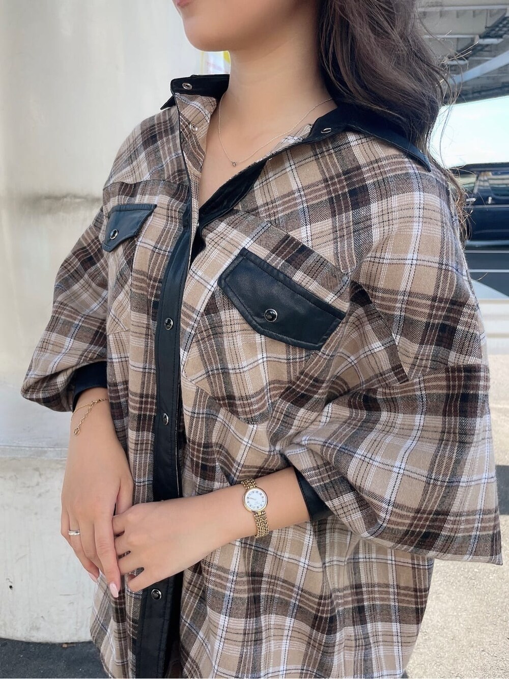 ベージュ系のシャツ/ブラウス、ブラック系のサンダル、ホワイト系のTシャツ/カットソーを着用したレディースの夏コーディネートの7枚目の写真