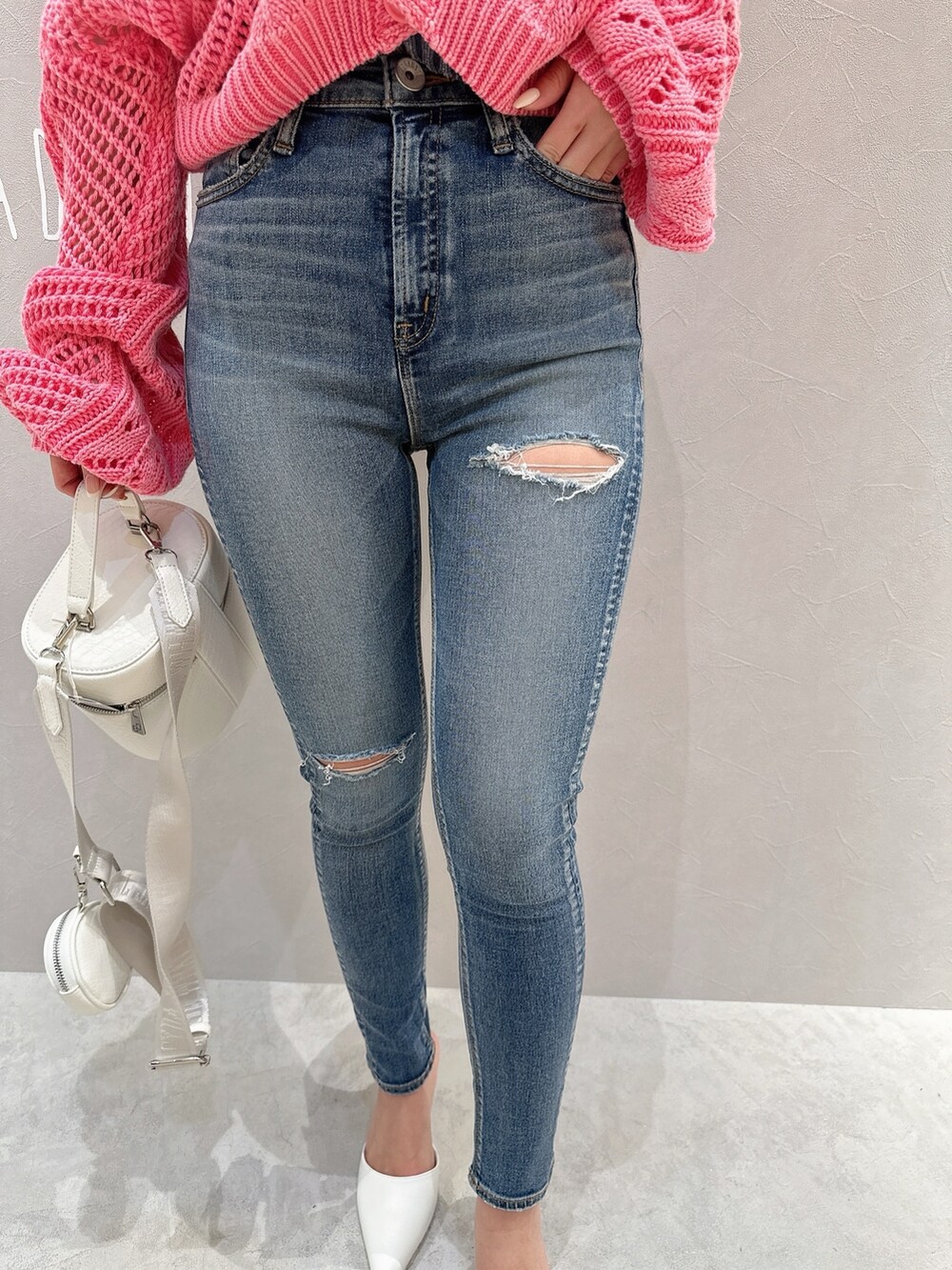 ピンク系のカーディガン/ボレロ、ブルー系のキャミソール、ホワイト系のハンドバッグを着用したレディースの春コーディネートの8枚目の写真