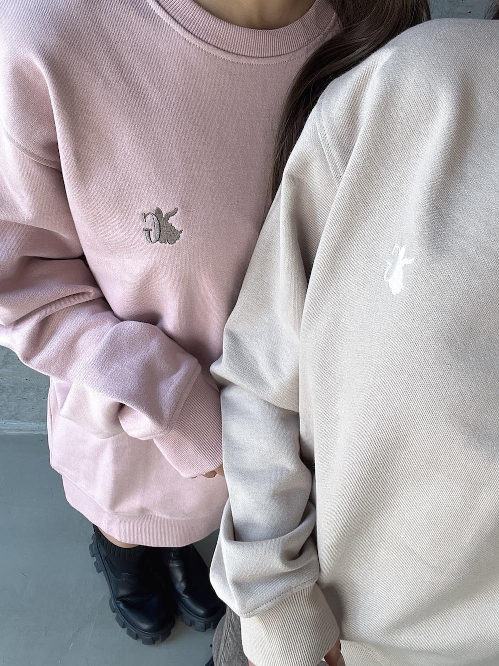 ホワイト系のハンドバッグ、ブラック系のブーツを着用したレディースの秋コーディネートの4枚目の写真