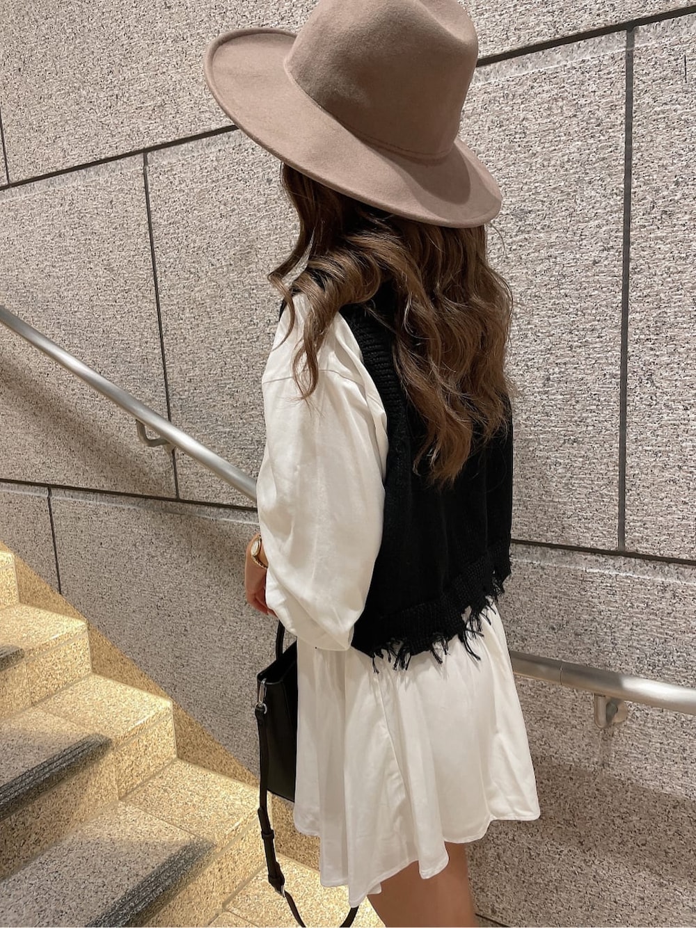 「GYDA、gydastaff、code、apparelstaff、fashion、デニム、ジェイダ、knit、ワンピース、ハット、シャツ、#gyda、158cmコーデ、選抜１」｜「GYDAのバックオープンシャツワンピース（ワンピース、ホワイト系）」を使った、aikaさん（レディース・158cm）の夏コーディネートの9枚目の写真