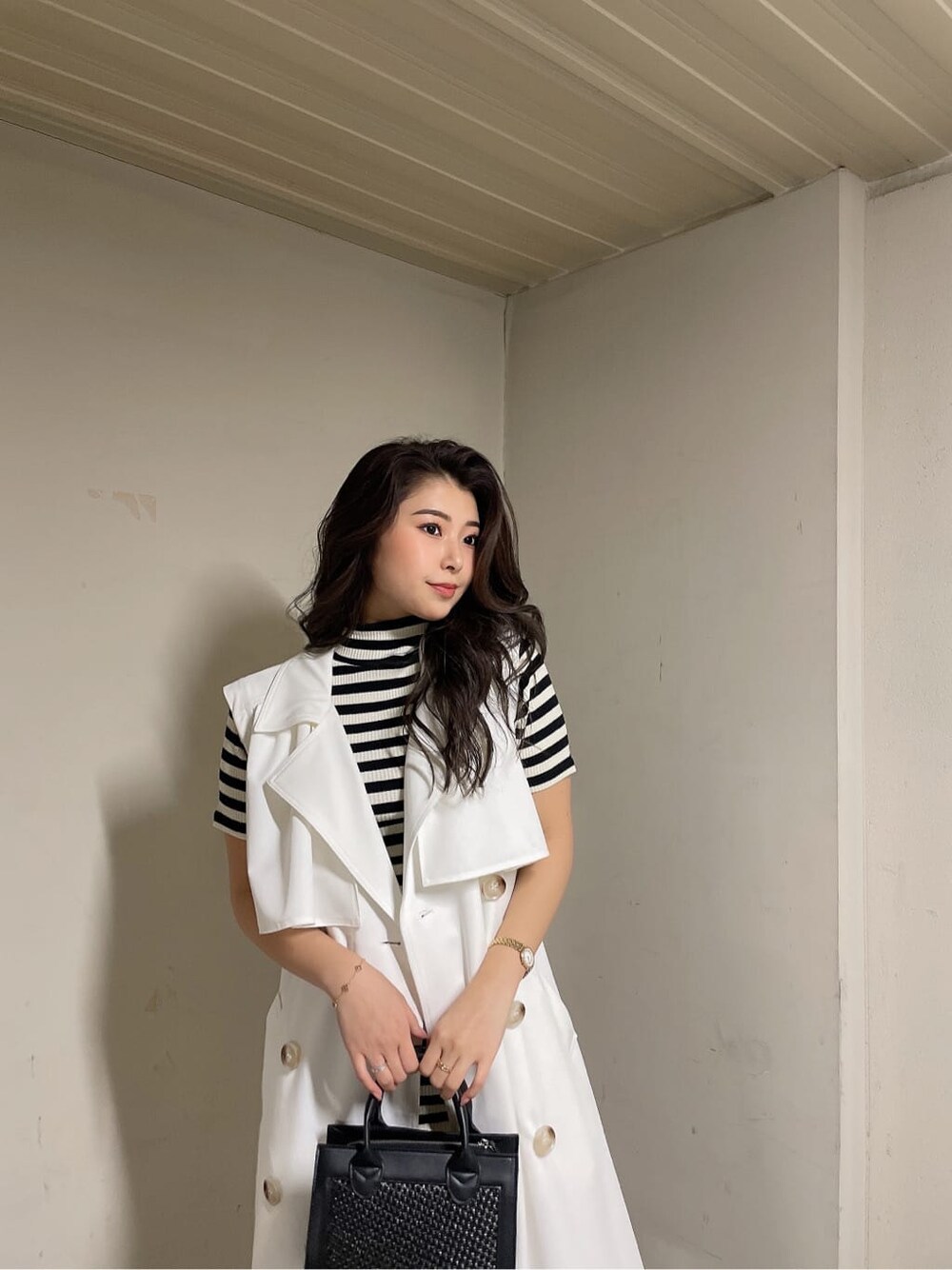 ホワイト系のトレンチコート、その他のワンピース、ブラック系のブーツを着用したレディースの春コーディネートの7枚目の写真