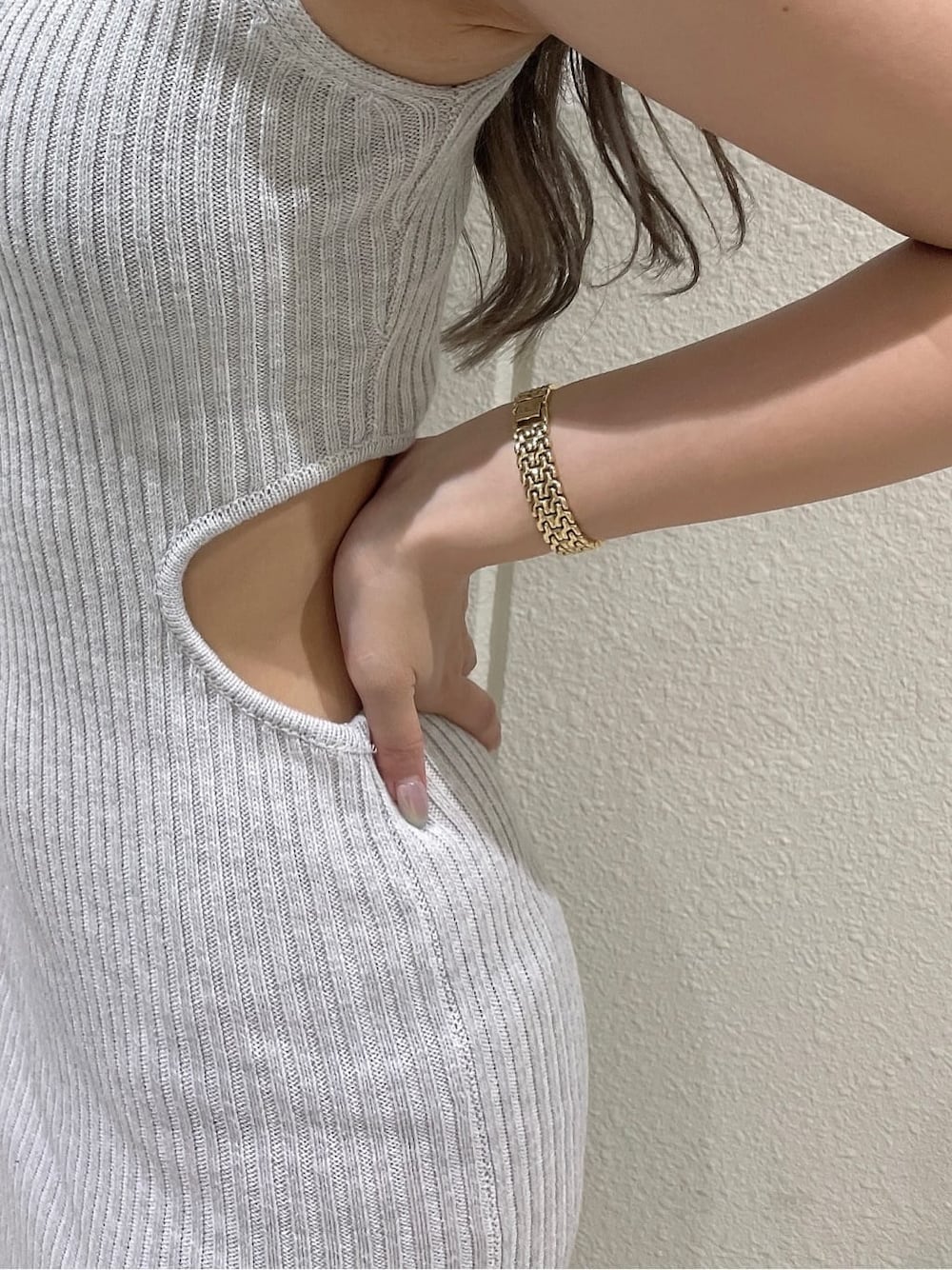 ホワイト系のサンダル、グレー系のワンピース、ホワイト系のハットを着用したレディースの夏コーディネートの9枚目の写真