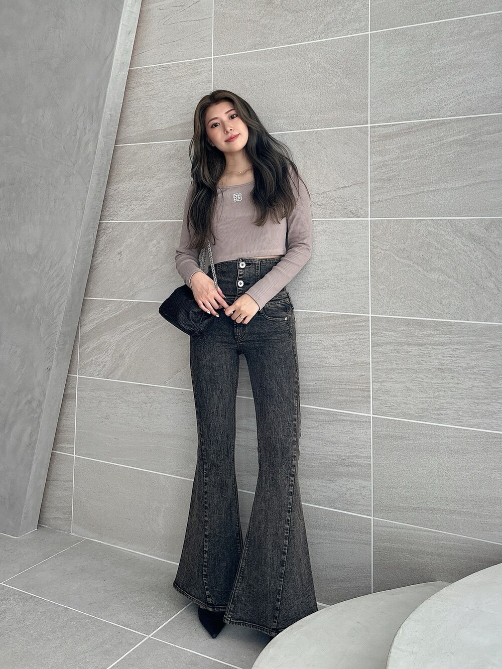 ベージュ系のTシャツ/カットソー、ブラック系のデニムパンツ、ブラック系のパンプスを着用したレディースの夏コーディネートの2枚目の写真