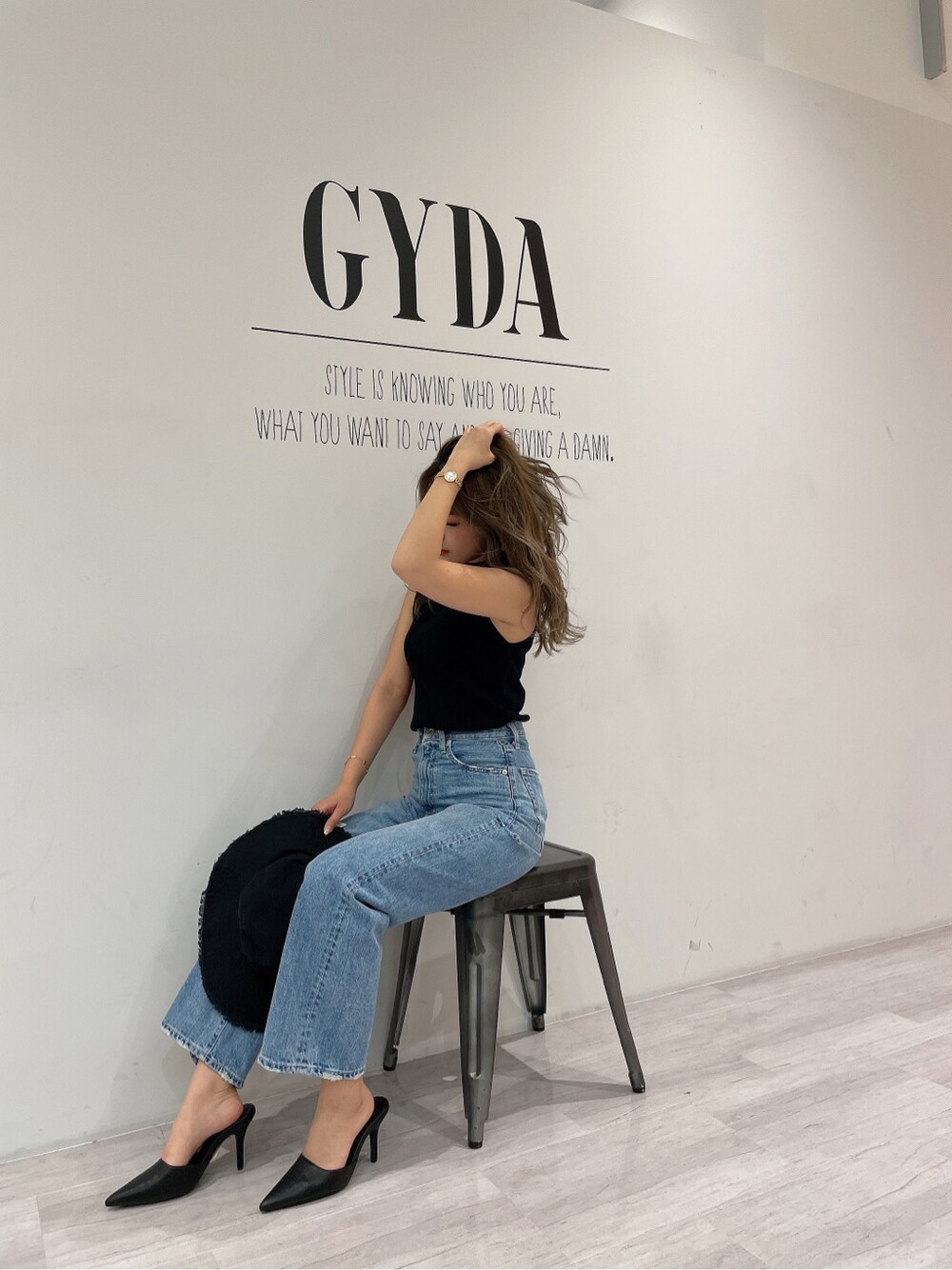 ブラック系のニット/セーターを着用したレディースの春コーディネートの4枚目の写真