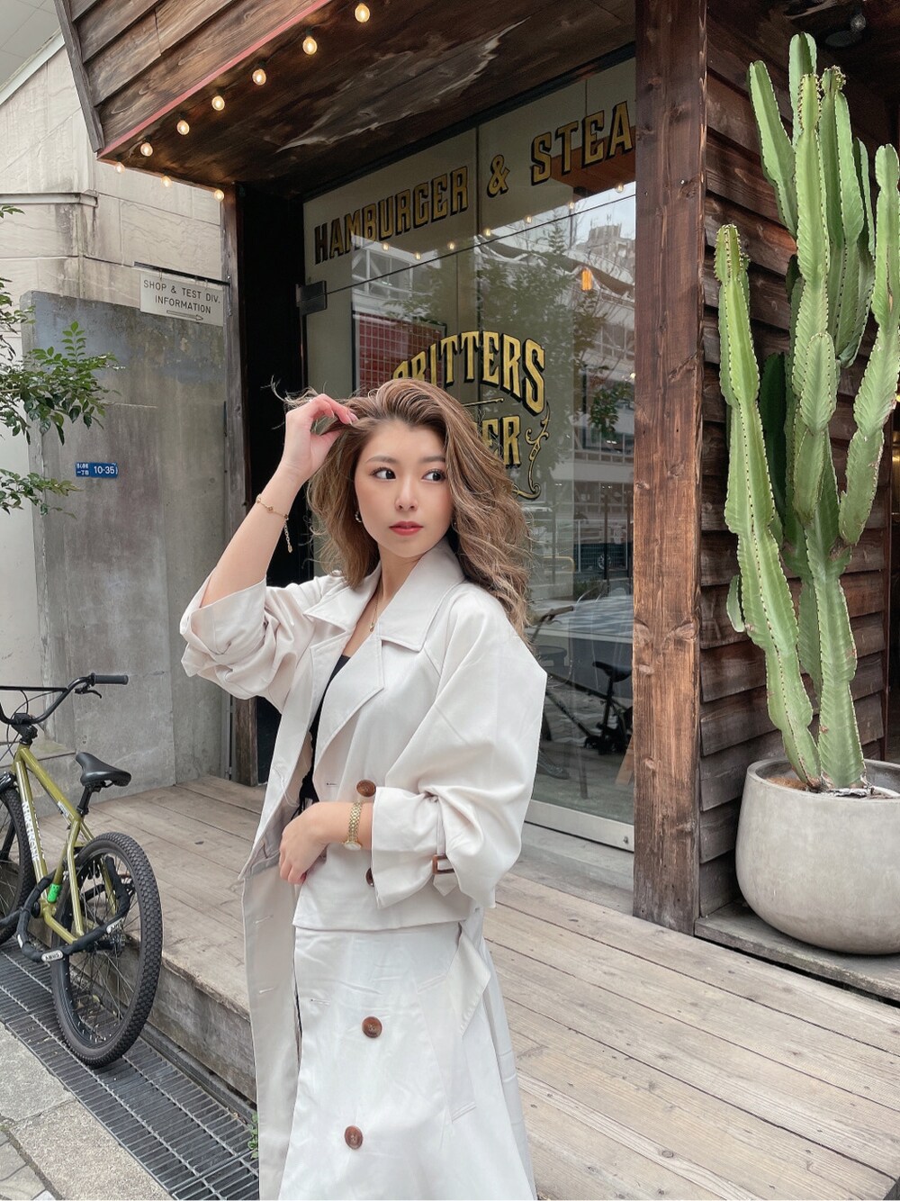 ブラック系のパンプス、ブラック系のデニムパンツ、ブラック系のキャミソールを着用したレディースの冬コーディネートの4枚目の写真