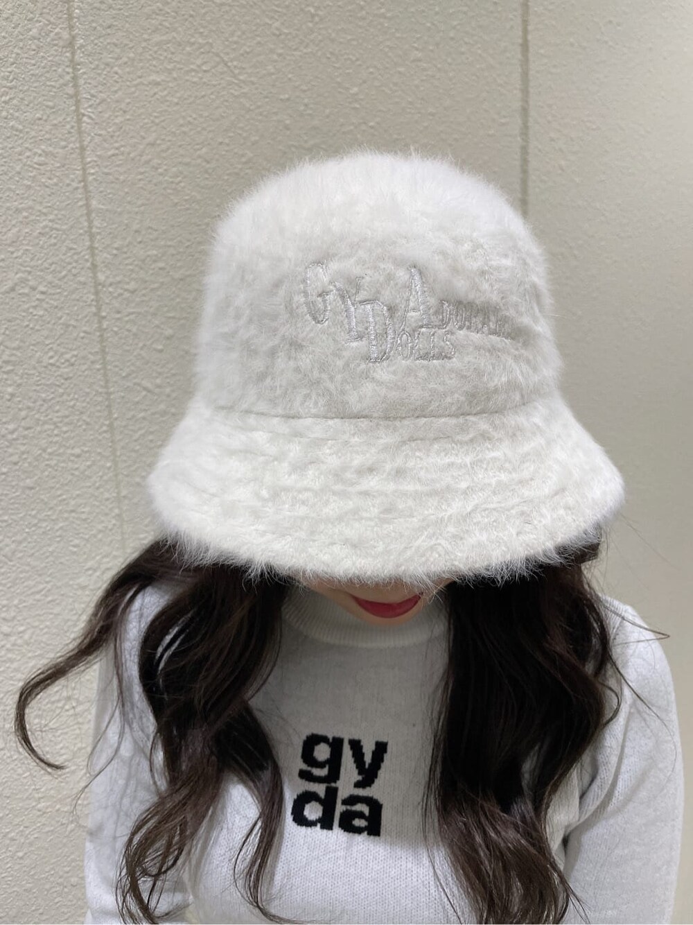 ベージュ系のスタジャン、ブラック系のブーツ、ホワイト系のワンピースを着用したレディースの秋コーディネートの10枚目の写真