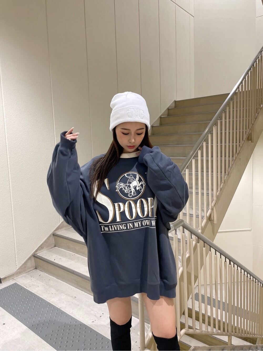 ブラック系のブーツ、グレー系のスウェット、ホワイト系のニットキャップ/ビーニーを着用したレディースの秋コーディネートの5枚目の写真