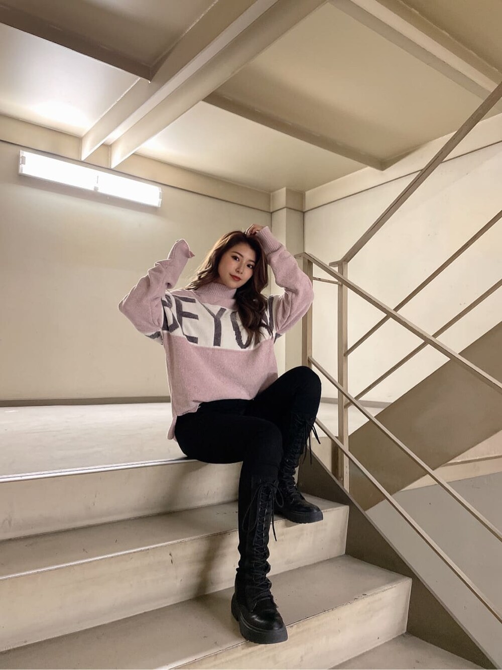 その他のデニムパンツ、ブラック系のその他シューズ、ピンク系のニット/セーターを着用したレディースの冬コーディネートの4枚目の写真