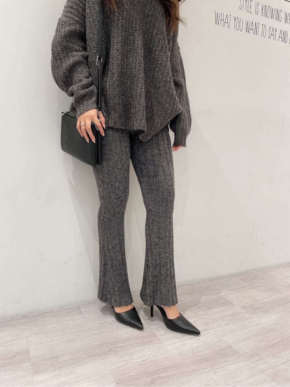 ブラック系のパンプス、グレー系のその他パンツ、ブラック系のショルダーバッグを着用したレディースの秋コーディネートの8枚目の写真