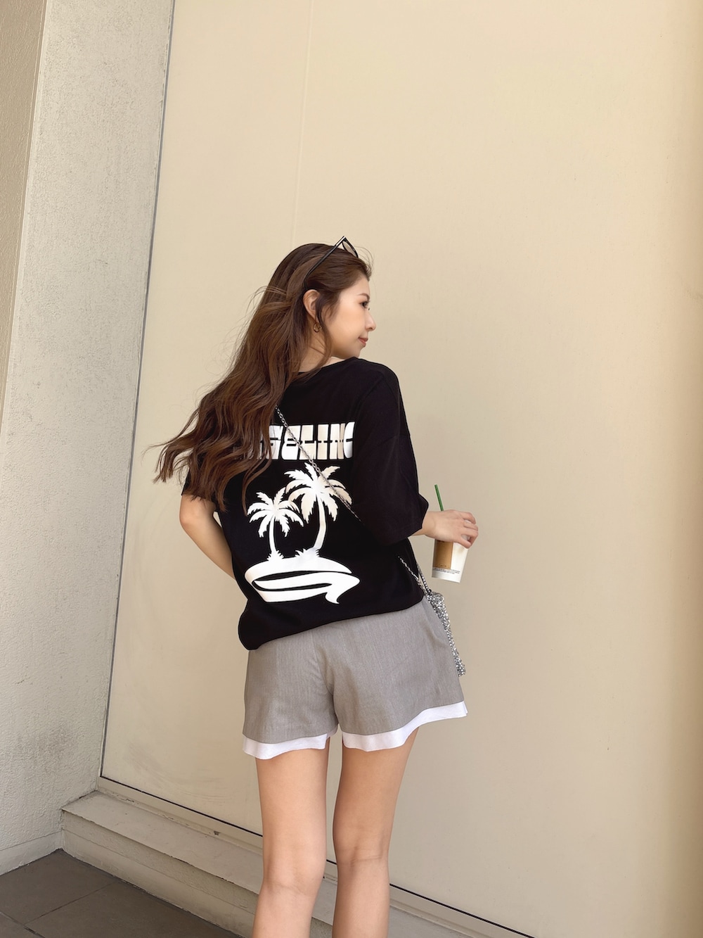 ブラック系のTシャツ/カットソー、グレー系のその他パンツを着用したレディースの夏コーディネートの3枚目の写真