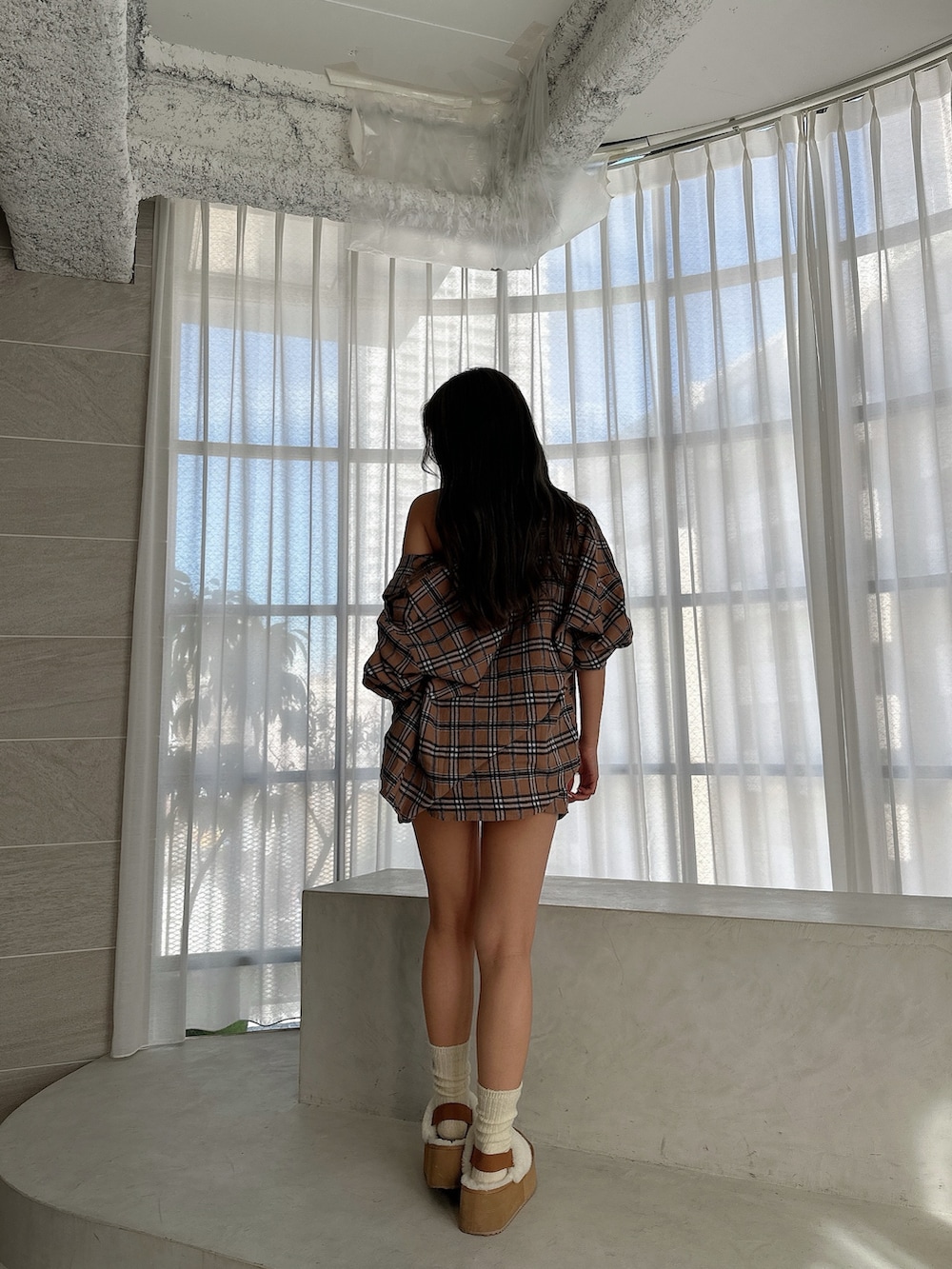 ベージュ系のシャツ/ブラウス、ベージュ系のその他パンツ、ベージュ系のスリッポンを着用したレディースの夏コーディネートの4枚目の写真