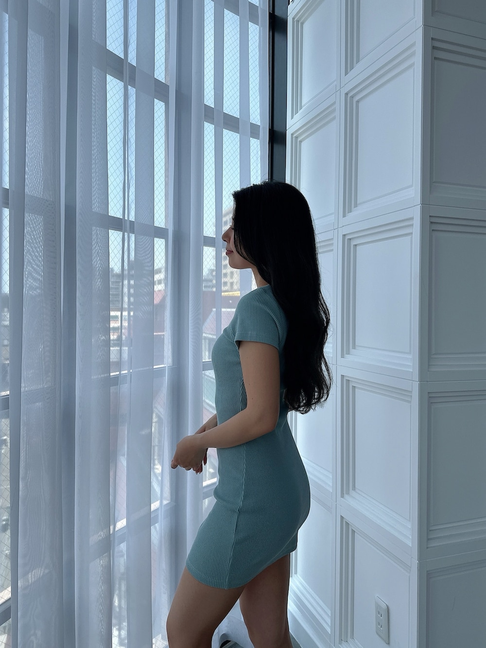 グリーン系のワンピース、ホワイト系のサンダルを着用したレディースの夏コーディネートの5枚目の写真