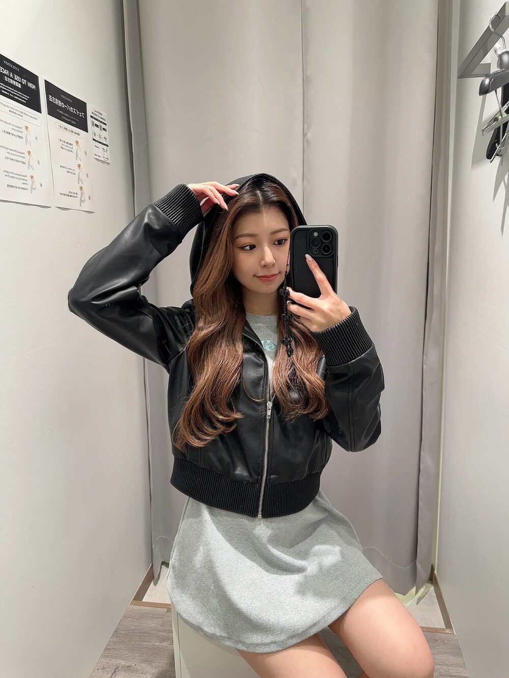 ブラック系のブルゾン、グレー系のワンピースを着用したレディースの春コーディネートの4枚目の写真