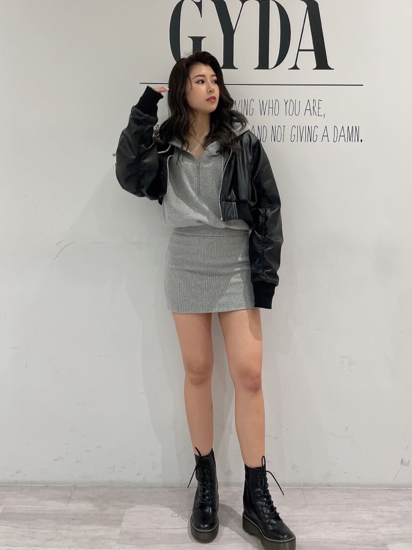 ブラック系のブーツ、グレー系のワンピース、ブラック系のブルゾンを着用したレディースの冬コーディネートの3枚目の写真