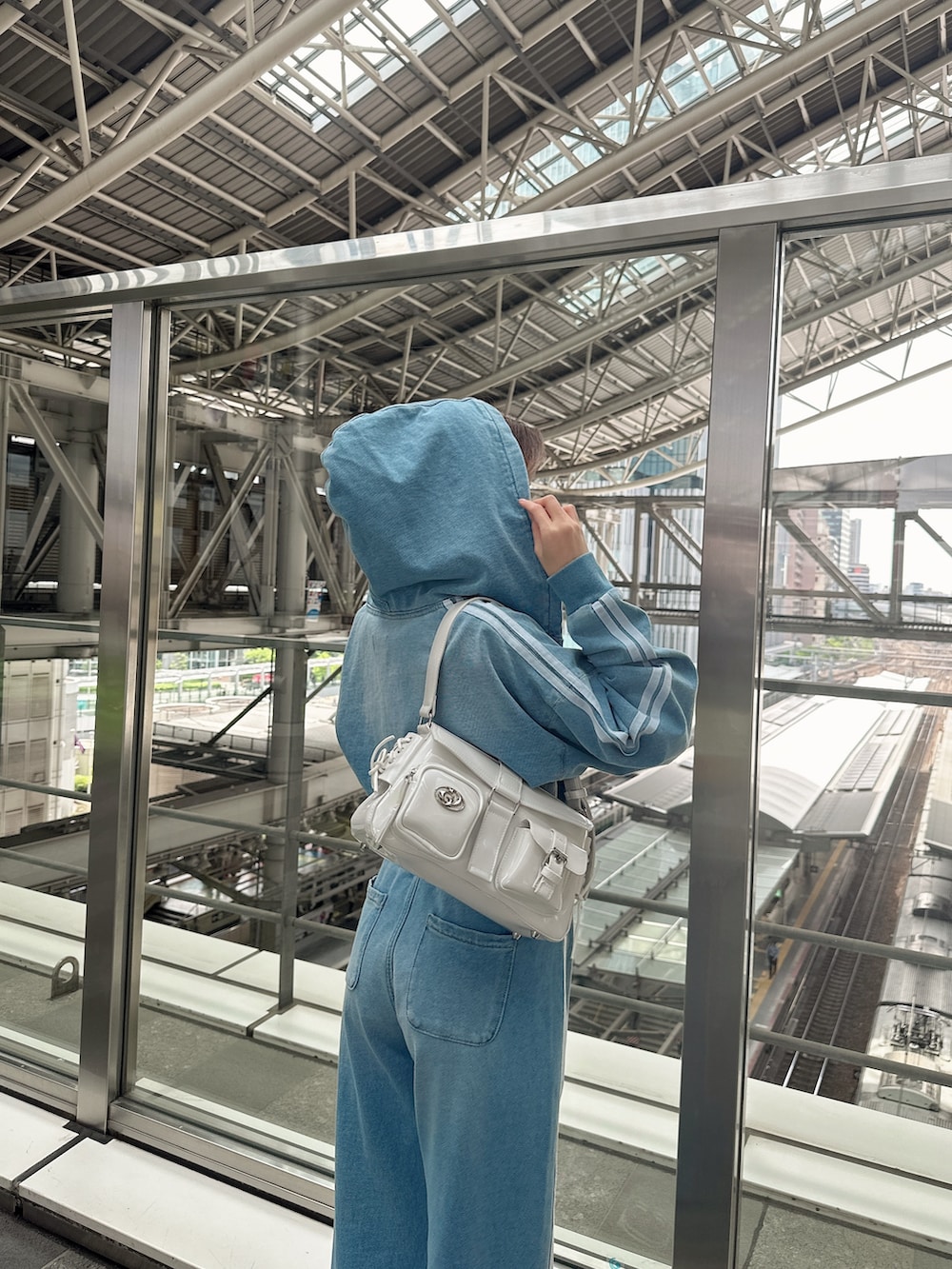 ブルー系のその他パンツ、ホワイト系のTシャツ/カットソー、ブルー系のブルゾンを着用したレディースの春コーディネートの6枚目の写真