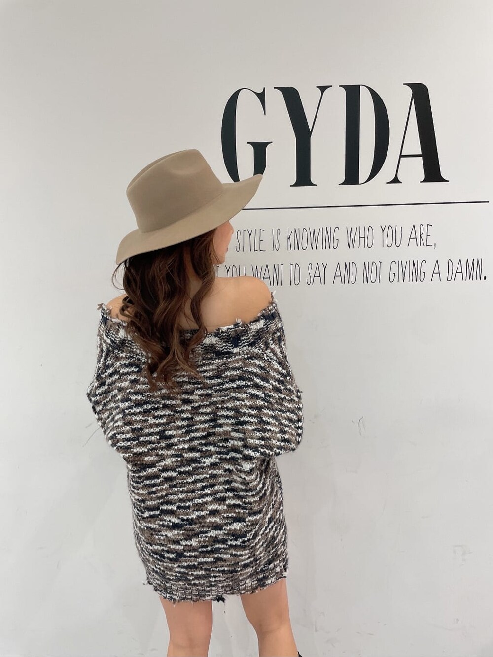 ブラック系のブーツ、ブラック系のデニムパンツ、グレー系のニット/セーターを着用したレディースの秋コーディネートの6枚目の写真