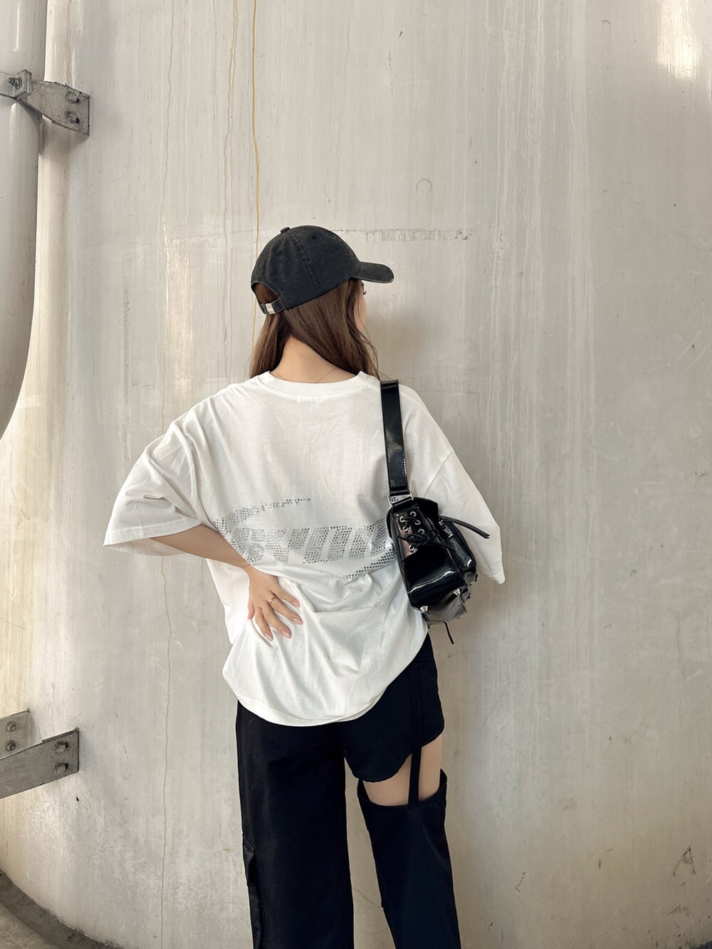 ブラック系のその他パンツ、ホワイト系のTシャツ/カットソー、ブラック系のハンドバッグを着用したレディースの春コーディネートの4枚目の写真